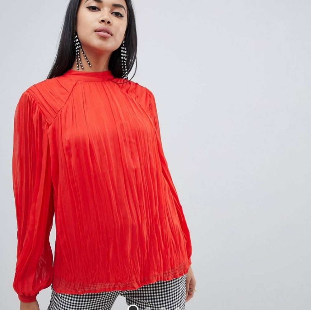 NWT  ASOS DESIGN red crinkle blouse